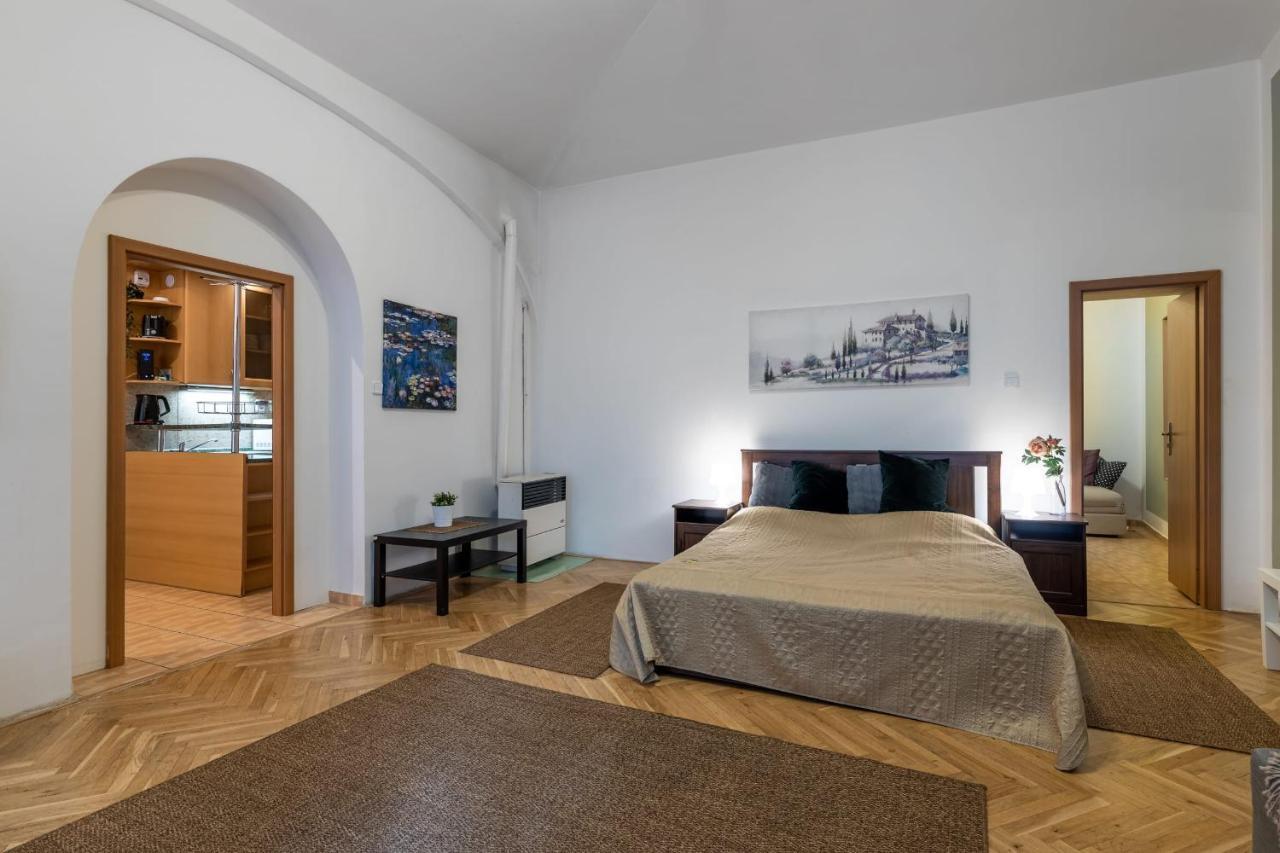 Spacious 3 Bedroom Apartment In The Heart Of Prague Ngoại thất bức ảnh